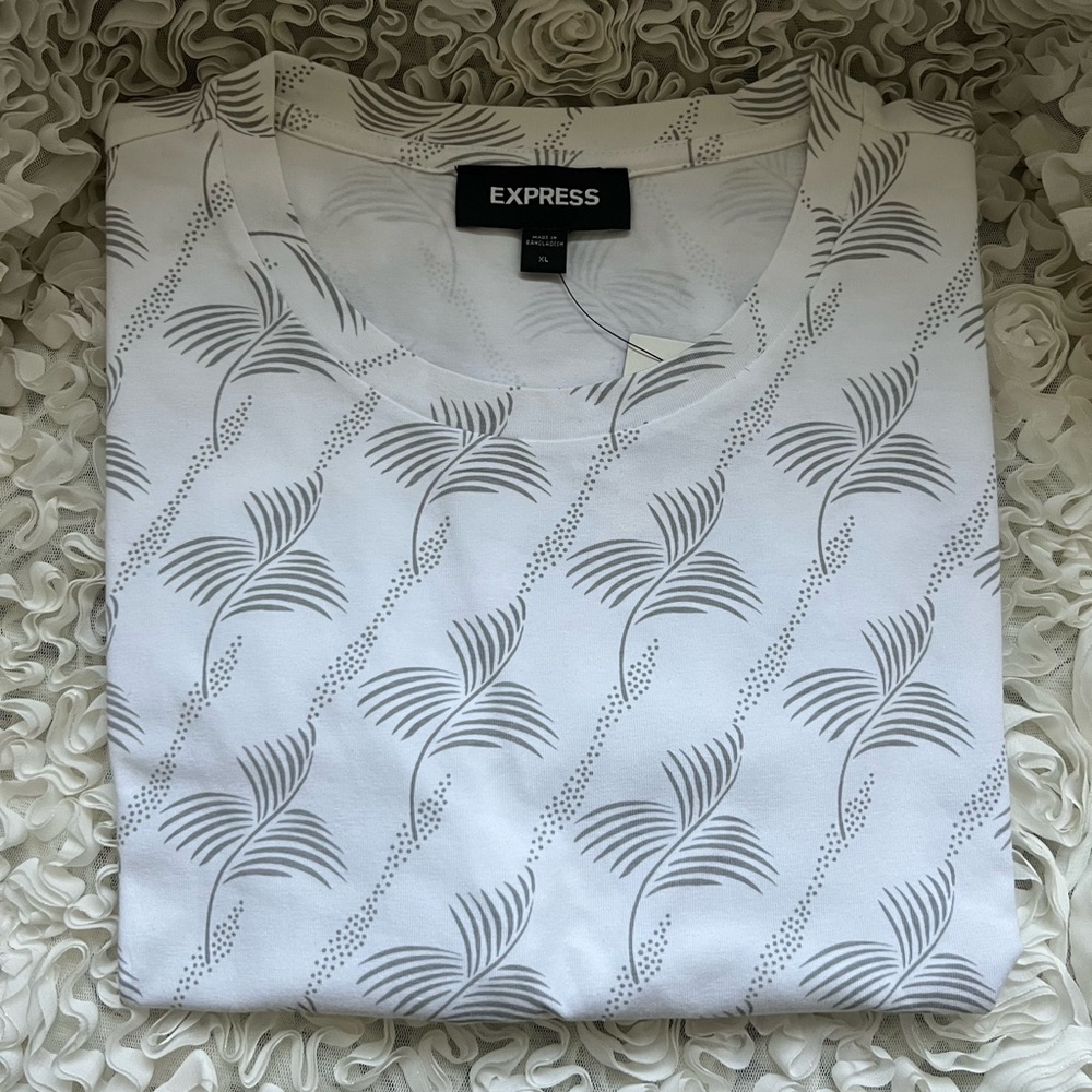 BNWT! Express top white with leaf grey!